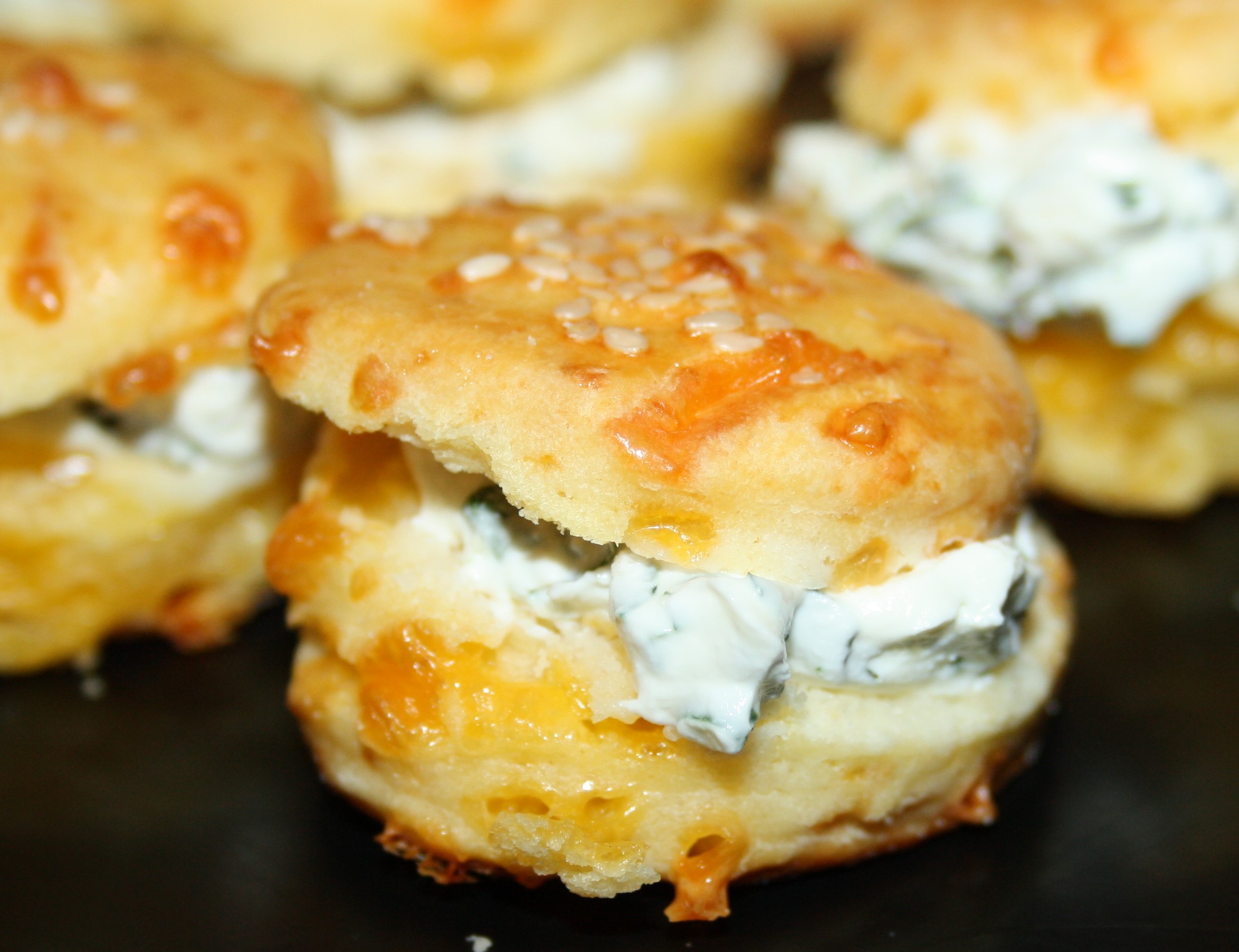 Fingerfood - Cheddar-Scones mit Kräutercreme - Gourmet Flamand