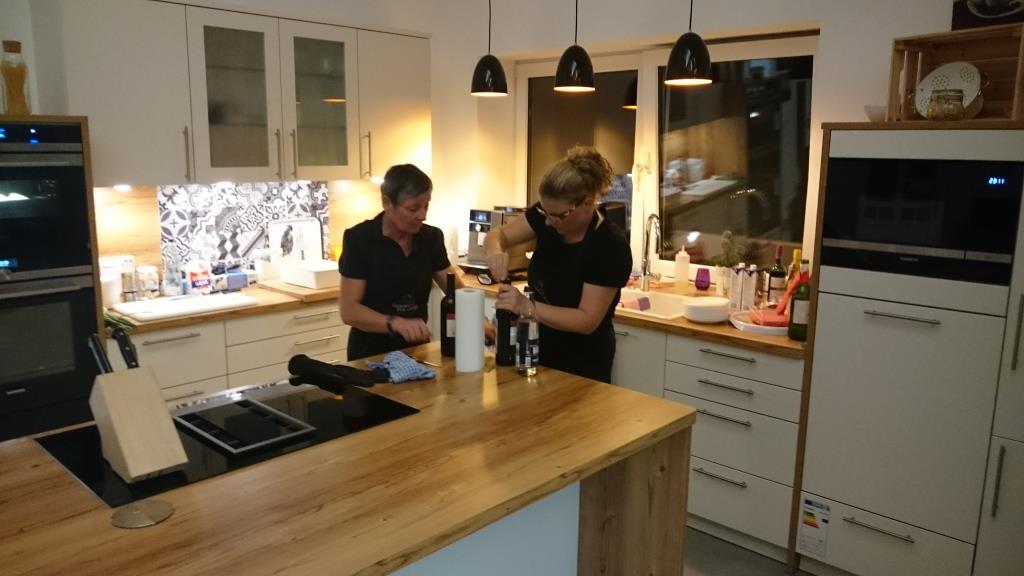 ...derweil knallen die Korken in der Küche