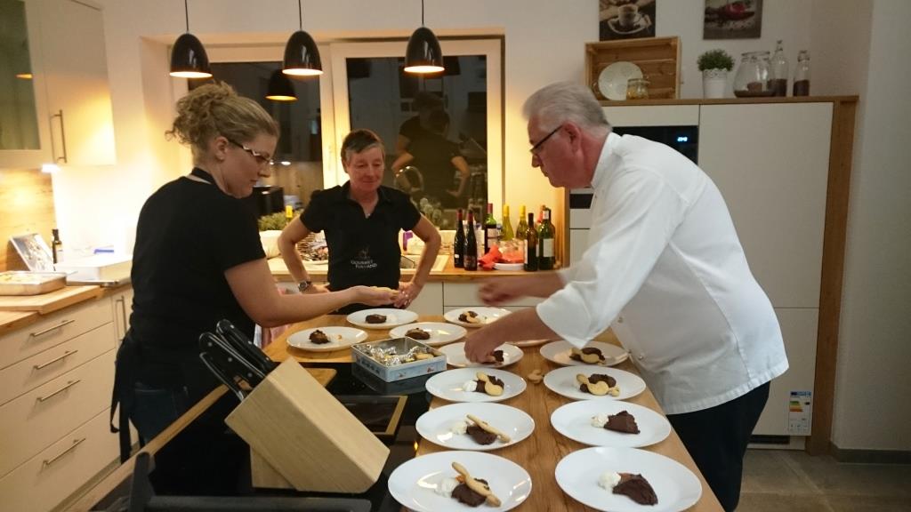 Das Dessert wird angerichtet