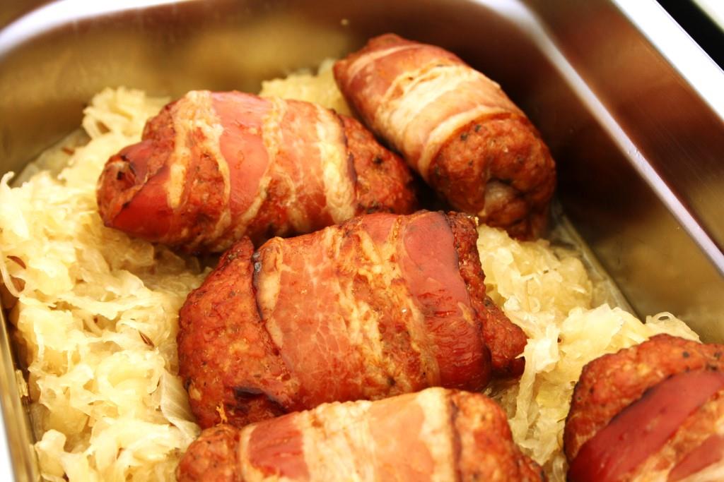 Bacon-Rouladen auf bayerischen Sauerkraut